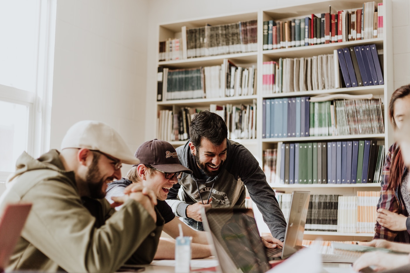Forge workshop v dílně AIRevenueForge, účastníci u notebooků